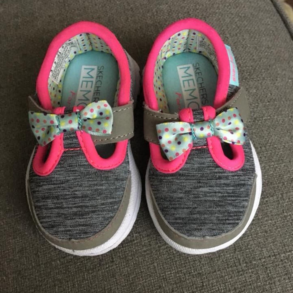 Size 3 Skechers